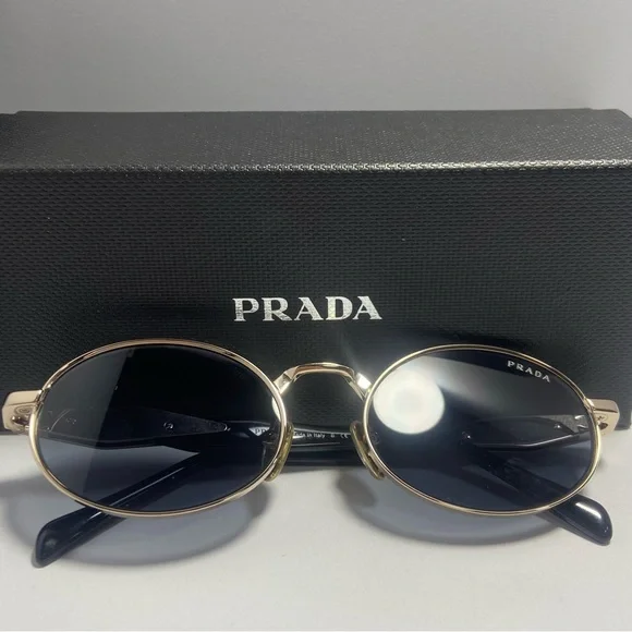 Prada Women display picture 2